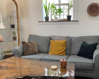 Suite On The Blvd - Armstrong - Living room