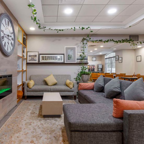 Lobby view of Country Inn & Suites by Radisson, Newport News, SO