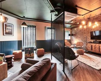 Students Only - St Davids in Swansea - Swansea - Salon