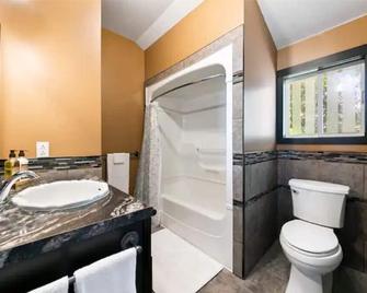 Lake Erie & Epic Wineries - Amherstburg - Bedroom