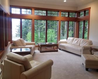 Luxury House with wrap around deck on Mt. Dewey - Wrangell - Sala de estar