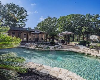 Large Group Ranch Retreat • 4 Houses • 45 Acres • Pool • Sleeps 40 - Luling - Zwembad