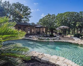 Large Group Ranch Retreat • 4 Houses • 45 Acres • Pool • Sleeps 40 - Luling - Zwembad