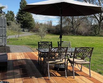 Tuscan Villa Riverfront 1-bedroom, 1 Bath, Oakdale with WiFi and AC - Oakdale - Patio