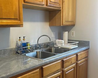 Clean, Spacious, 3br 1.5ba, Near Shipyards, Chevron, Beach, Casinos, Fenced Yard - Pascagoula - Cocina