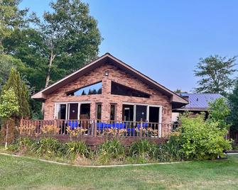Beautiful House on St Lawrence River - Ogdensburg - Building