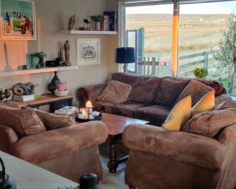 A farm in a stunning nature. Peace and quiet. Out of tourist traffic. - Reykholar - Living room