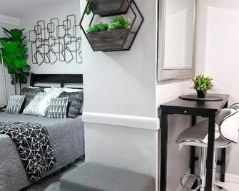 Glam Private Studio 4 Miles from Hard Rock Stadium - Miramar - Living room
