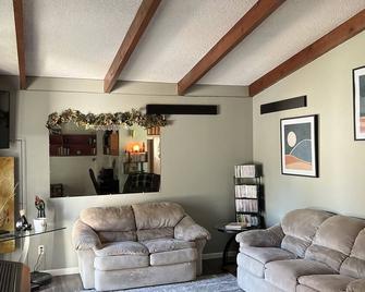 Redding 3 Bedroom with a Pool - Redding - Sala de estar