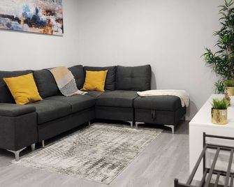 Spacious and Beautiful Guest Suite in West Edmonton Near WEM - Edmonton - Living room