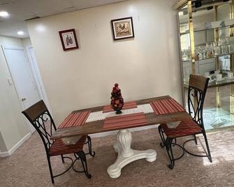 Cozy house close to Lowell General Hospital and UMass. - Lowell - Dining room