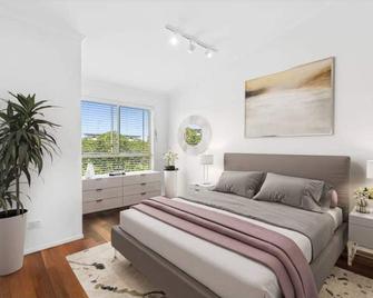 Heart Of Cotton Tree- Walk To Beach & River - Maroochydore - Bedroom