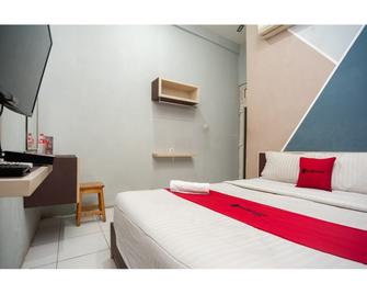 RedDoorz near Binus Anggrek 2 - Jakarta - Bedroom