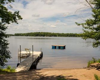 Private - Secluded Lake Home/Sleeps up to 20 people - Deerwood - Vista del exterior