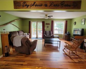 Whitefield Cottage ~ Sky Above, Lake Below! - Eganville - Living room