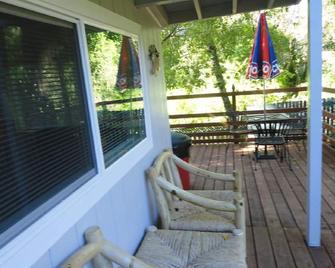 Boonvilla Cottage, cosy wine country cottage (Sleeps 2 persons minimum /maximum) - Boonville - Balcony