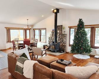 Large mountain home, incredible views, hot tub, game room, minutes from Jackson! - Jackson - Living room