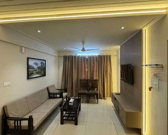 Urban Vibes Service Stay 2 - Mangalore - Living room