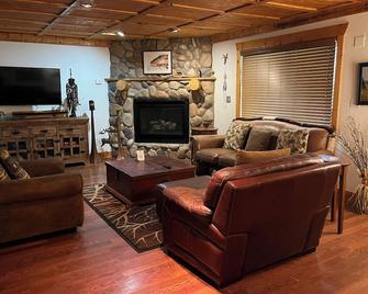 Large, Comfortable Condo Makes Perfect Basecamp - Taos Ski Valley - Obývací pokoj