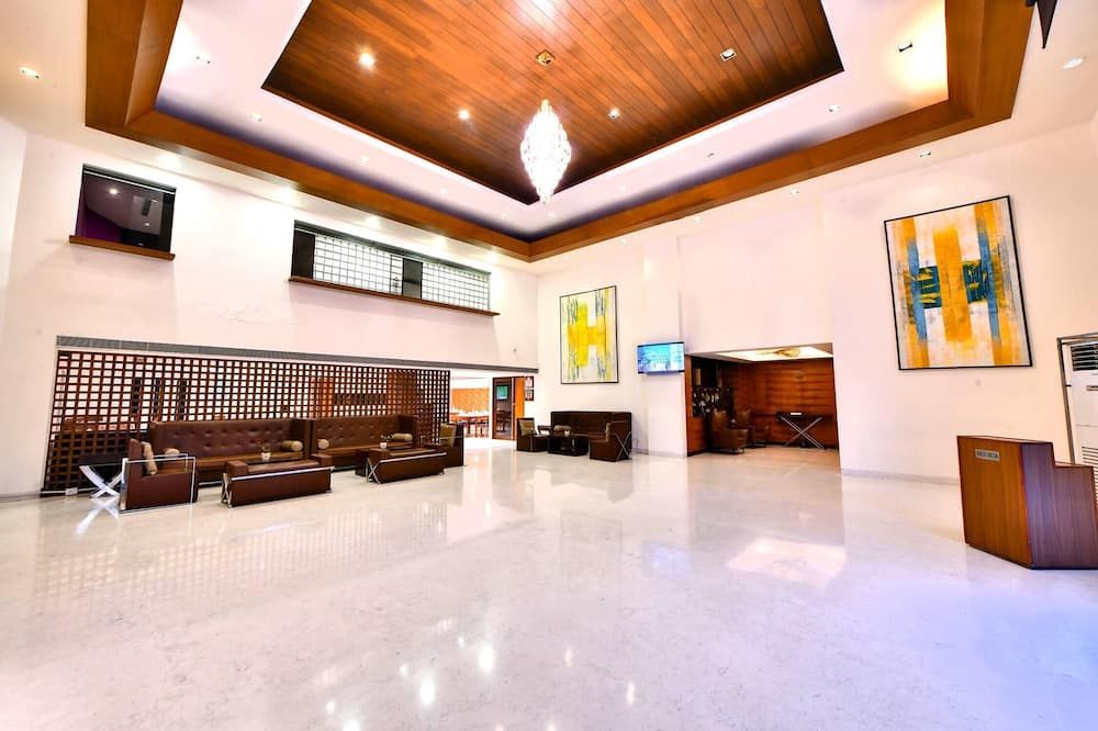 The Fern Residency Ahmedabad, Subhash Bridge, Series by Marriott - אחמדאבאד - לובי
