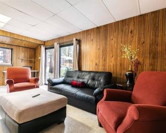Agate Bay 3BDR, Walking Distance to the Beach! - Tahoe Vista - Living room