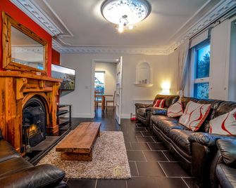 Forestside House - spacious house perfect for groups and families - Ballycastle - Living room