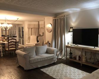 Renovated 1854 Sea Captain's House w/Harbor Views in Deer Isle Village - Deer Isle - Sala de estar