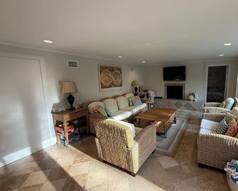 Newly Renovated, Wainscott Village, Heated Pool+5 min to Beach - Wainscott - Living room