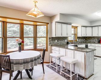 Hot Tub And 2 Recreation Rooms Spacious - Onamia - Kitchen