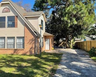 Beautiful suite with separate entrance. - New Port Richey - Building