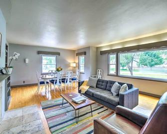 Cozy Abode about 3 Mi to Indiana Dunes Natl Park - Chesterton - Living room