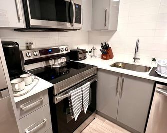 Niagara Getaway across Fallsview - Niagara Falls - Kitchen