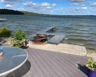 Great Rustic 4 Beds Beach Front Cabin - Bonnyville