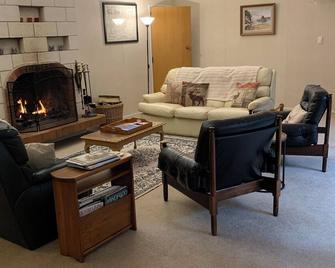 Bush and birdsong at spacious home-away-from-home, just minutes from lake shore - Saint Arnaud