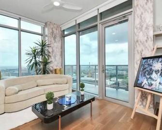 2-bedroom condo in Heart of Texas Medical Center w/ fitness, rooftop pool & more - Houston