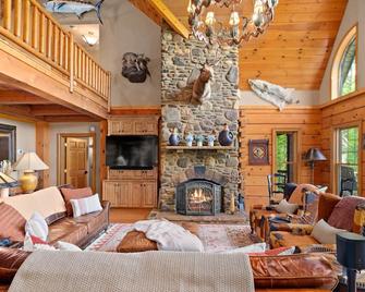 Sweetwater Lodge - Luxury Log Cabin Rental - Canton - Living room