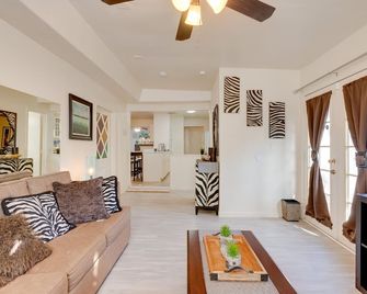 Near Airport And Dtwn Breezy Fresno Home - Fresno - Living room