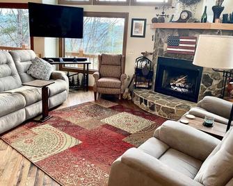 Bear's Mountaintop Views 3 Bedroom Chalet by RedAwning - Robbinsville - Huiskamer