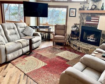 Bear's Mountaintop Views 3 Bedroom Chalet by RedAwning - Robbinsville - Obývací pokoj