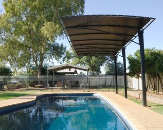 Mayfair Motel - West Wyalong - Zwembad