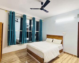 I-Roomz S S V Hotel - Hoskote - Bedroom