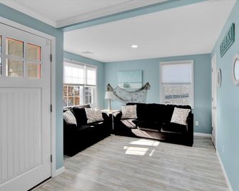 Private beach house with ping pong & beach essentials - Seaside Heights - Wohnzimmer