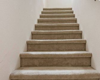 Beautiful and Peaceful Three Floors Townhome in the Valley - Los Angeles - Escadas