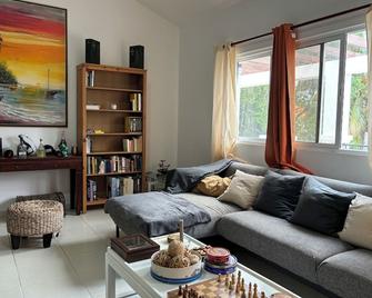 Charming 2-bedroom apartment with WiFi, AC in welcoming Juan Dolio - Juan Dolio - Living room