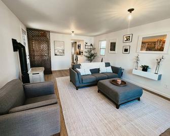 Modern Bungalow - Pet Friendly - Close to downtown - Gunnison - Wohnzimmer