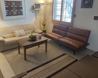 Peaceful Villas West-2 Bdrm-near Pool - Green Valley - Sala de estar