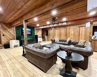 7 BR Bunk House in Cozy Campobello Sleeps 28 - Campobello - Living room