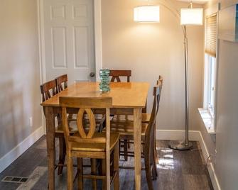 Lake front 2-bedroom cozy cottage in Commerce Twp, kayaks, peddle boat, fishing - Commerce Township - Comedor