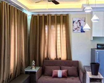 Relaxing Home at Camella Bacolod, near airport, Rockwell, terminals, famous resto - Bacolod - Living room