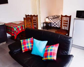 Grand Studio Résidence Créolia Avec Terrasse, Jardin et Piscine - Kribi - Living room